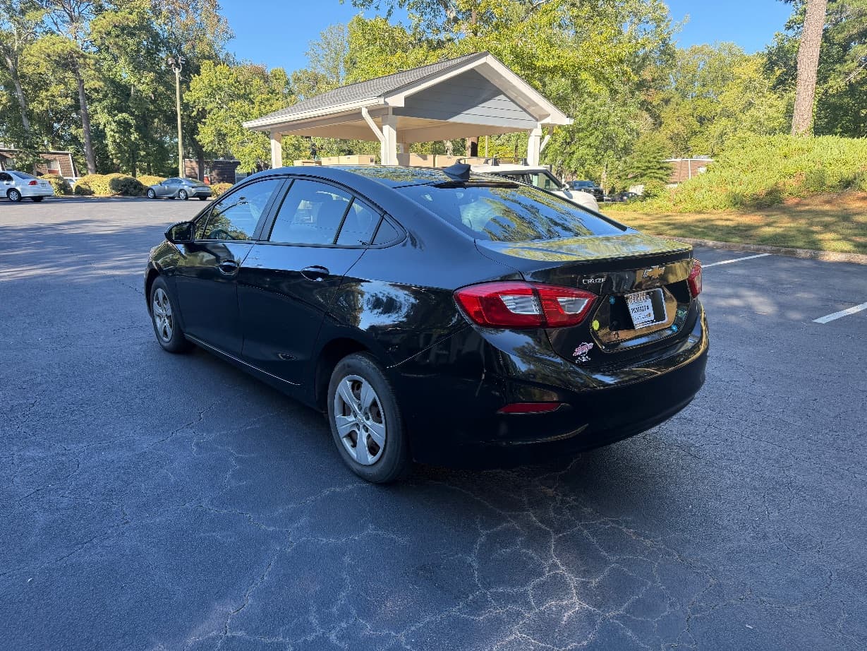 2018 Chevrolet Cruze photo 2